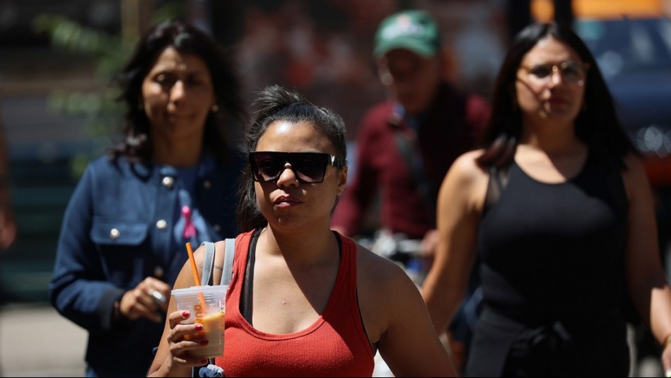 ¡A prepararse en Santiago!: Alejandro Sepúlveda da a conocer qué día de la semana se superarán los 33 grados