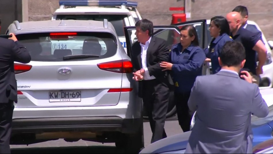 Imágenes muestran a Manuel Monsalve esposado en su llegada a cuartel de la PDI en Santiago