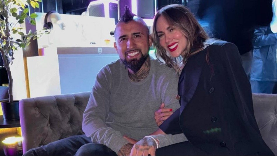 El outfit de Sonia Isaza para una cita nocturna con Arturo Vidal: Minivestido negro y sandalias de plataforma