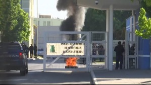 Gendarmes encienden barricadas frente a cárcel donde está Manuel Monsalve: Exigen mejoras laborales