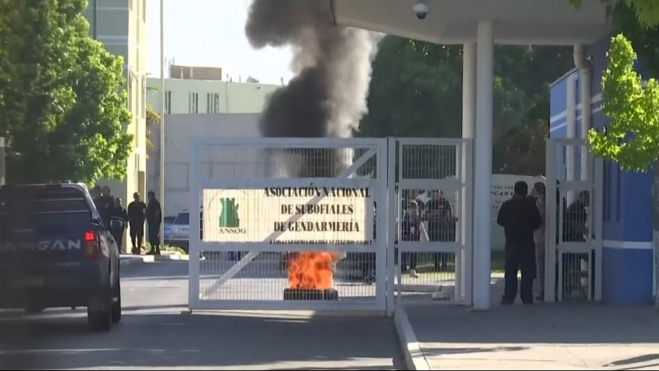 Gendarmes encienden barricadas frente a cárcel donde está Manuel Monsalve: Exigen mejoras laborales