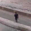 Entérate acá de las osadas maniobras con la que bandas delictuales han intentado evitar detenciones al lanzarse al lecho del río Mapocho.