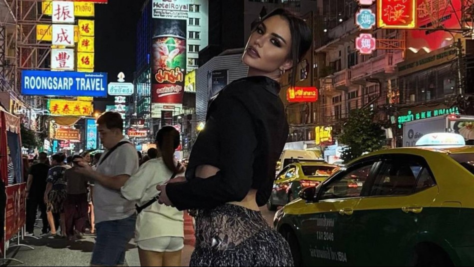 Las plataformas plateadas de Emilia Dides en Tailandia: Con la tendencia del metalizado realzó su look