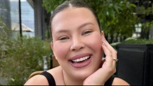 Michelle Carvalho suma elegancia y distinción con un traje de baño en blanco y negro de estampado geométrico