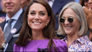 Kate Middleton reaparece con un sobrio look monocromático en el tono burgundy que es tendencia