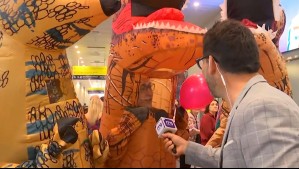 "¡Bienvenido!": Jóvenes reciben a su familia disfrazados de dinosaurios y con carteles en el aeropuerto