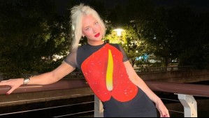 Vesta lugg se inclina por lo metalizado y crea un outfit irreverente: Chaqueta cropped y minifalda a rayas