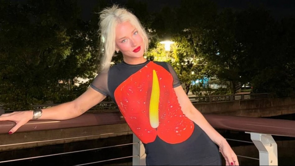 Vesta lugg se inclina por lo metalizado y crea un outfit irreverente: Chaqueta cropped y minifalda a rayas