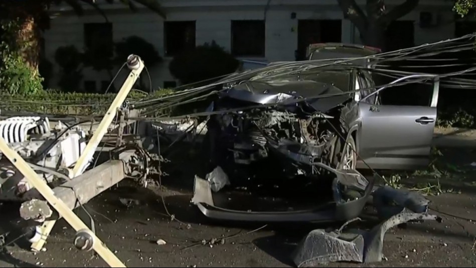 Grave accidente en Providencia deja 5 lesionados: Conductor bajo efectos del alcohol choca y derriba postes