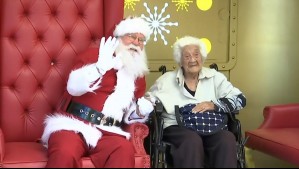 Tierna abuelita de 98 años llegó a ver al Viejito Pascuero para pedir un deseo: "Que me vengan a visitar"