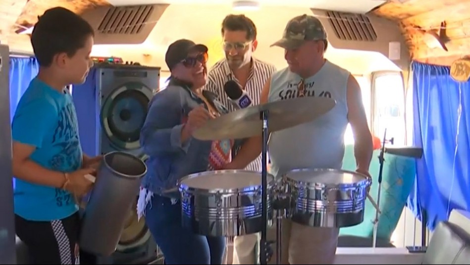 Con güiro y hasta batería: Familia viajó con 'orquesta' a Valparaíso para show pirotécnico de Año Nuevo