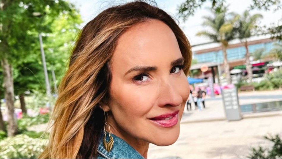 Angélica Castro recibe el 2025 en contacto con la naturaleza luciendo un traje de baño de estampado geométrico