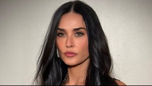 Demi Moore brilló en los Globos de Oro con un traje metálico con cristales Swarovski firmado por Armani