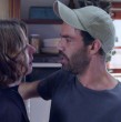 Alexandra y Tormento se besan apasionadamente.