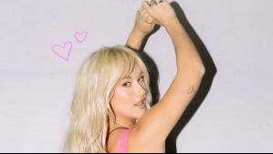 Así combina Vesta Lugg una chaqueta plateada con básicos: Jeans y polera blanca oversize