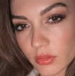 Esra de Olvídame si puedes tiene un vestido corto ideal para una gala o fiesta en noches de verano