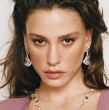 La actriz turca Serenay Sarikaya se presentó en un tribunal de Turquía como testigo en un caso que involucra el funcionamiento de las agencias de talentos y canales de televisión, a su mánager Ayse Barim y a ella misma.