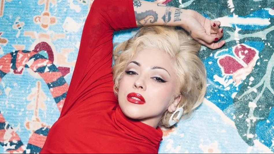 Mon Laferte sube al escenario con su nuevo look rubio platinado: 'Te pareces tanto a Marilyn Monroe'