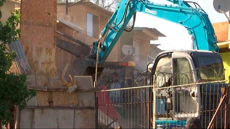 Desalojan y demuelen casas irregulares en tomas en Quinta Normal: Vecinos denunciaban fiestas y peleas