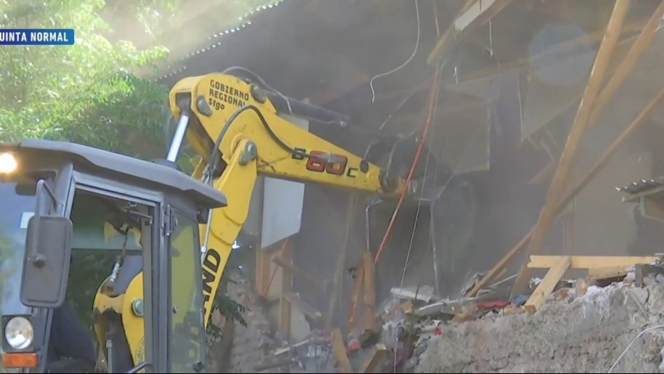 Videos muestran demolición de casa tomada hace cinco años por 'Los Pulpos' en Quinta Normal