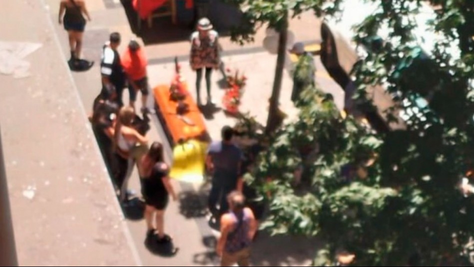 ¿Qué se sabe del 'velorio' afuera del Metro Santa Lucía? Viralizan foto de féretro en plena vía pública