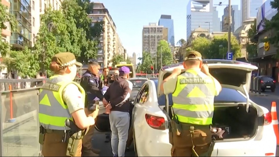 'Se puso a llorar': Sorprenden a automovilista con licencia de conducir falsa en fiscalización en Santiago