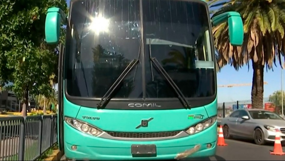 Trasladaba a 30 niños a un paseo: Detienen a chofer que manejaba bus sin licencia de conducir ni patentes