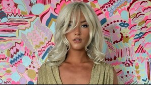 Vesta Lugg le da la "bienvenida al romance" con rosas rojas y un vestido mini tornasolado