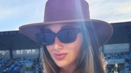 Tita Ureta recorre la costa de Australia con traje de baño y botas de piel: "Estos paisajes inspiran"