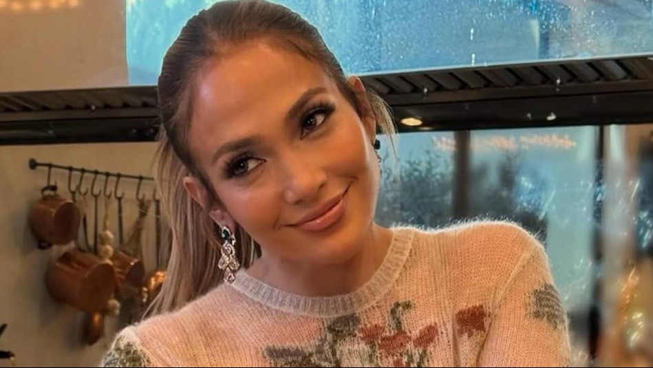 El glamoroso traje de mujer araña con el que Jennifer Lopez estrenó su nueva película: 'Este vestido es todo'