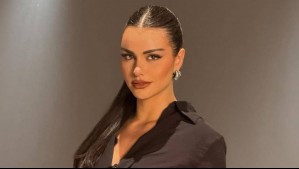 Emilia Dides luce un hair style inspirado en la cola alta de Selena Gómez y se viste con moda denim negra