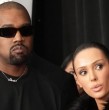 Brillos y transparencias se impusieron en la alfombra roja de los Grammy 2025, pero ninguna tan reveladora como la de Bianca Censori, esposa de Kanye West, quienes se ganaron la expulsión del evento.
