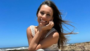 La elegancia del rojo lo porta "Pampita" en un diseño strech que combinó con una cartera de cristales dorados