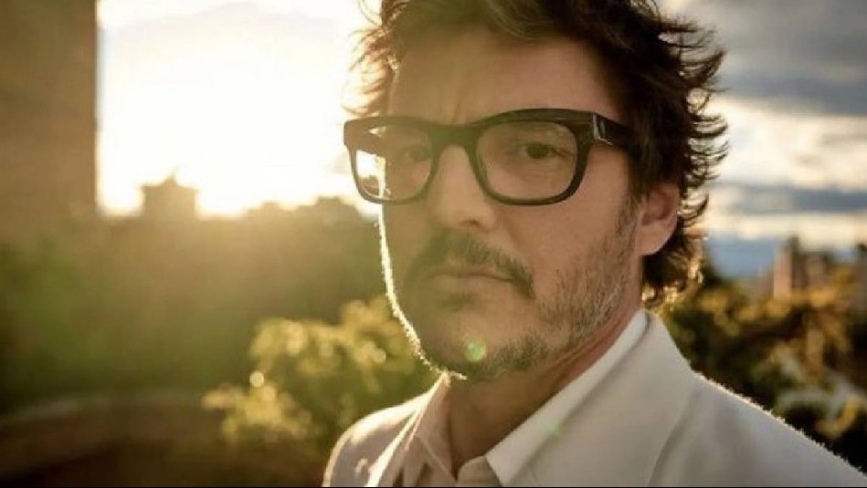 Con un guiño a Chile y pantalón pijama: El excéntrico look de Pedro Pascal en evento de Los 4 Fantásticos