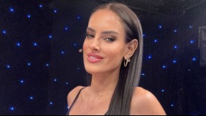 El verano impone las prendas blancas: Dos propuestas de Adriana Barrientos con encaje y transparencias