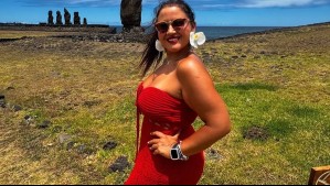 Pamela Leiva deslumbra con un enterito cut out fucsia y aros de flores blancas