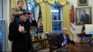 Desde polémico mapa a botón para pedir bebidas: La particular decoración de oficina de Trump en la Casa Blanca