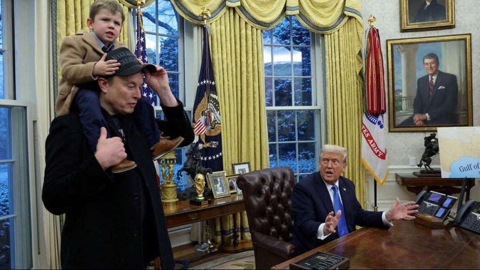 Desde polémico mapa a botón para pedir bebidas: La particular decoración de oficina de Trump en la Casa Blanca