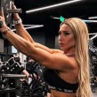 Nicole Moreno compartió el resultado de su última sesión fotográfica en la que regaló su versión más sensual. La campeona fitness posó con un atrevido minivestido negro y un outfit deportivo, dejando ver cómo esculpió su cuerpo.