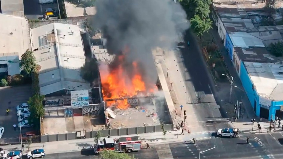 Cámaras de Mucho Gusto captaron incendio de grandes proporciones en Estación Central: El sitio estaba tomado