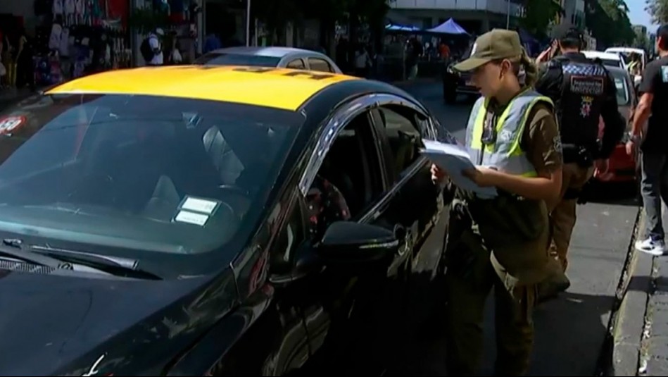 Taxista fue fiscalizado dos veces en menos de 10 minutos: Recibió fuerte reto de Carabineros por estar fumando