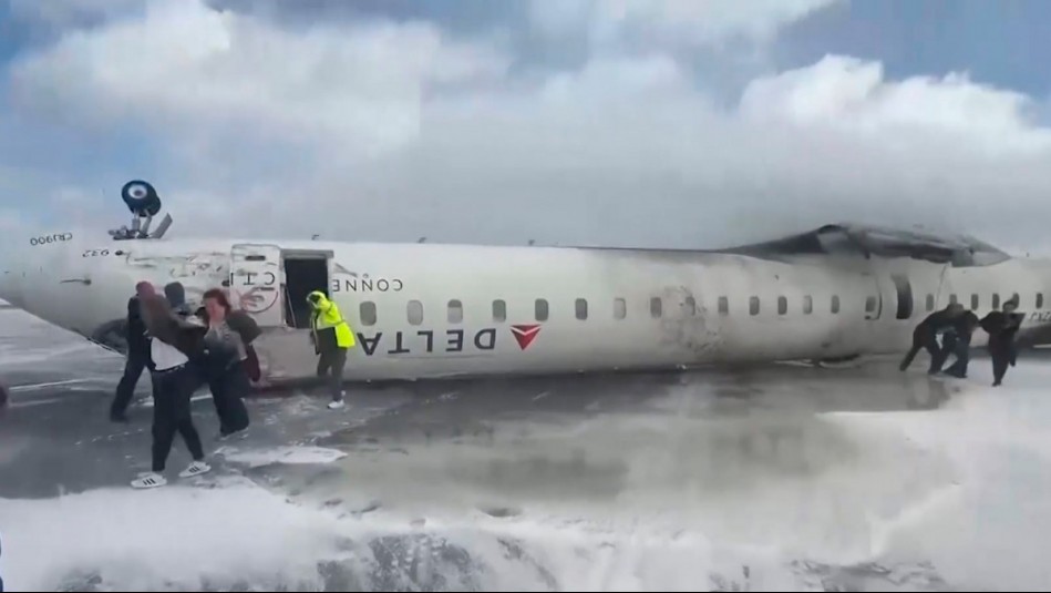 Avión sufre accidente tras aterrizar en Canadá: Terminó volcado y pasajeros debieron ser rescatados
