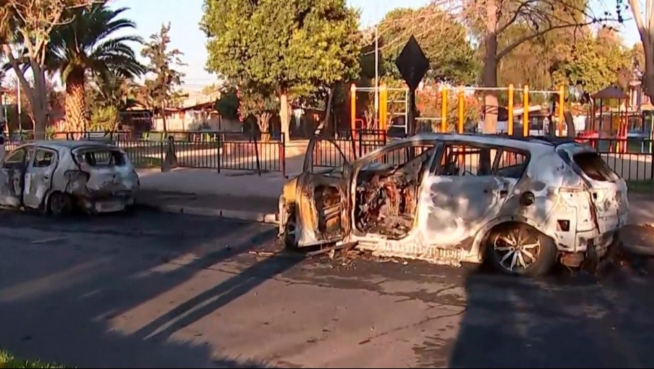 Investigan quema de dos autos en Puente Alto: Cámara captó a desconocidos huyendo tras incendio