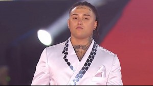 Con un llamativo traje: Así fue el paso del cantante urbano Pablo Chill-E en la Gala del Festival de Viña