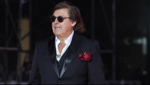 Con anteojos de sol y una rosa en su chaqueta: El comentado look de Emeterio Ureta en la Gala de Viña