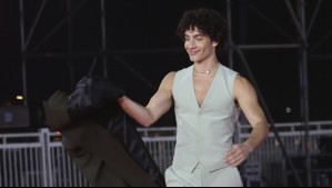 Se quitó el abrigo a mitad del recorrido: Así fue el aplaudido paso de Jorge López en la Gala del Festival