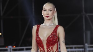 Con impactante vestido rojo: Así fue el desfile de la cantante Fran Maira en la Gala del Festival de Viña 2025