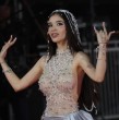 La cantante e influencer chilena, Katteyes, tuvo un anecdóctico paso por la Gala del Festival de Viña del Mar 2025. Resulta que la joven artista escogió un vestido que le impidió caminar con fluidez.