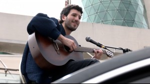 ¡Completamente sorpresivo! Sebastián Yatra salió de su hotel para cantarle a sus fanáticos en Viña
