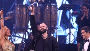 Tras cantar sus éxitos más populares: Carín León recibe la Gaviota de Oro en el Festival de Viña 2025